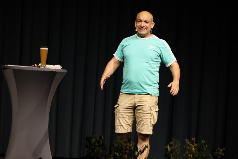 Grossansicht in neuem Fenster: Django Asül
